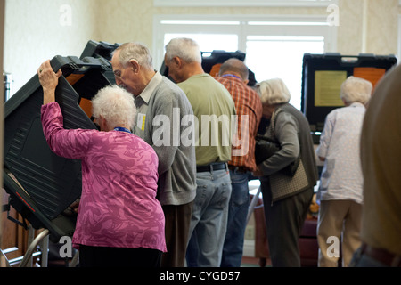 Seniorinnen und Senioren teilnehmen an frühen Abstimmungen in einem betreutes Wohnen-Center in Austin TX im Vorfeld den 6 November Wahlen Stockfoto