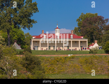 MOUNT VERNON, VIRGINIA, USA - Touristen besuchen Plantage Haus von George Washington, erster Präsident der Vereinigten Staaten. Stockfoto