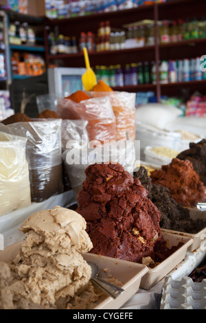 Maulwurf-Pasten zum Verkauf im Stall in Jamaika-Markt in Mexiko-Stadt DF Stockfoto