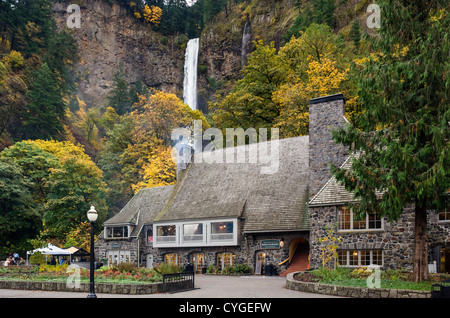 Das Information Center, Souvenirladen und Restaurant vor Multnomah Falls, Columbia River Gorge, Oregon, USA Stockfoto