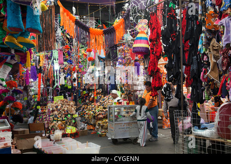 Ware für Halloween und Día de Los Muertos in einem Stall in Jamaika-Markt in Mexiko-Stadt DF Stockfoto