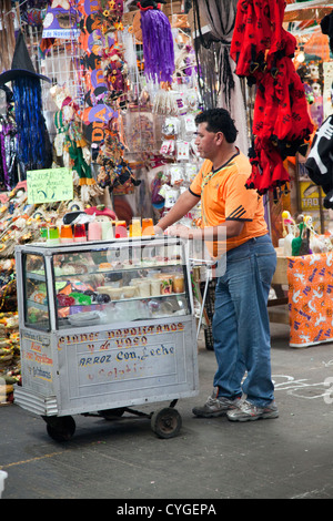 Mann verkauft Gelees aus Warenkorb auf Jamaika Markt in Mexiko-Stadt DF Stockfoto