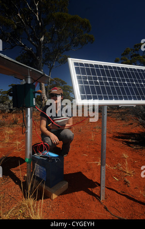 Ökologe mit bioakustische Überwachungssystem, Great Western Woodlands Supersite, Credo-Station, Western Australia. Weder Herr PR Stockfoto