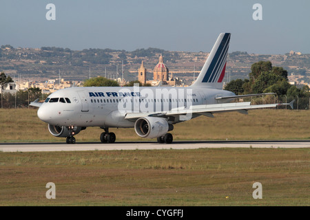 Airbus A319 Flugzeug der französischen Fluggesellschaft Air France bei der Ankunft in Malta. Reisen in der EU. Stockfoto