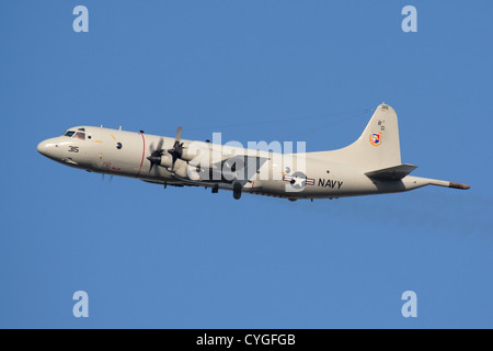 United States Navy Lockheed P-3C Orion Turboprop maritime Patrol Ebene gegen einen klaren blauen Himmel fliegen Stockfoto