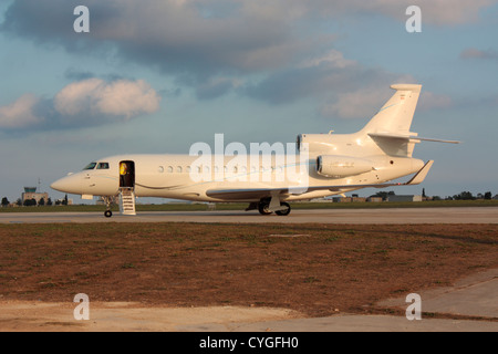 Dassault Falcon 7 X Business-Jet Abfahrt vorbereiten. Die 7 X ist das Flaggschiff Dassaults Falcon Reihe von Privatjets. Stockfoto