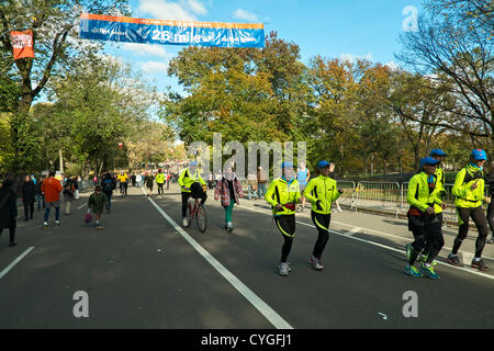 4. November 2012, New York, NY, USA.   Läufer überqueren die 26 Meile Markierung des Weges von den New York Marathon, die wegen Hurrikan Sandy abgebrochen wurde.  Viele Mitbewerber lief der Central Park Teil der Route trotz der Stornierung. Stockfoto