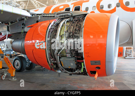 CFM56 Turbofan Jet Engine auf einem easyJet Airbus A319 Airliner unter Wartung bei SR Technics Malta Stockfoto