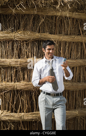 Geschäftsmann von SMS-Nachrichten auf dem Handy Stockfoto
