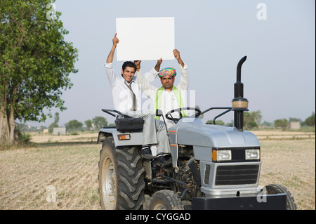 Finanzberater und zeigt ein Plakat mit dem Traktor farmer Stockfoto