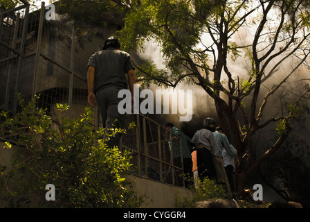 Feuerwehr während einer Rettungsaktion, Gurgaon, Haryana, Indien Stockfoto