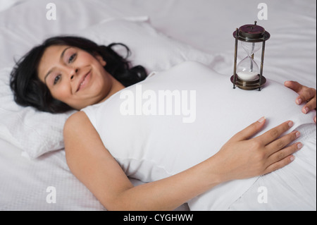 Sanduhr auf der schwangeren Bauch Stockfoto