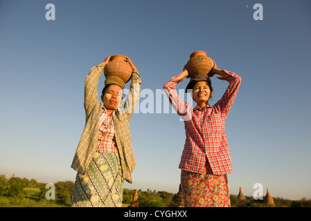 traditionelle Bauern in Myanmar Bagan mit Töpfen Stockfoto