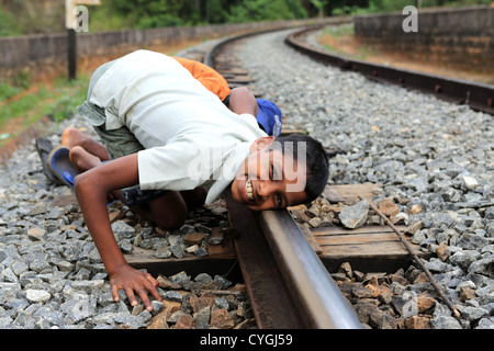 Jungen hören nähert sich Züge auf den Strecken im neun-Bogen-Brücke am Demorada im Hochland Sri Lankas. Stockfoto