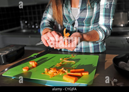 Frische Karotten geschält wird geschnitten oder gehackt bereit zum Kochen Stockfoto