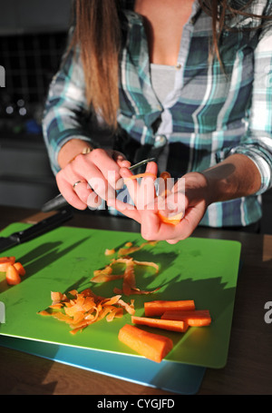 Frische Karotten geschält wird geschnitten oder gehackt bereit zum Kochen Stockfoto