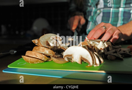 Frischen Champignons, geschnitten und in Scheiben geschnitten bereit für das Kochen in der Küche Stockfoto