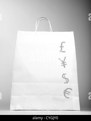 Foto von weißen Einkaufstasche mit Geld Zeichen isoliert auf grauem Hintergrund, erfolgreiches Unternehmen, ausländische Geldsymbol Stockfoto
