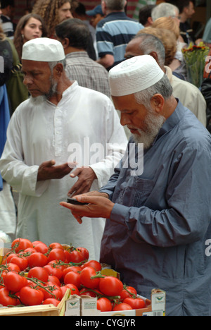 Menschen kaufen Obst auf dem Markt, Stockfoto