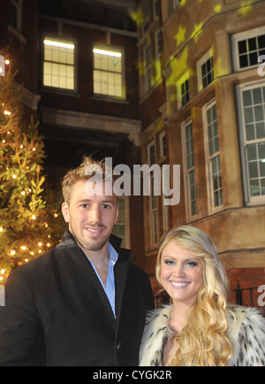 Chris Robshaw und Camilla Kerslake besuchen "Feiern ein Leben" Carol Service im The Royal Marsden Stockfoto