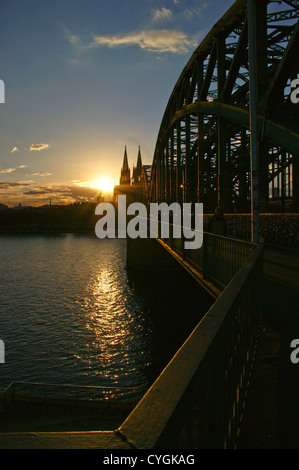 Kölner Dom, Köln, Nordrhein-Westfalen, Deutschland bei Sonnenuntergang von Hohenzollernbrücke Stockfoto