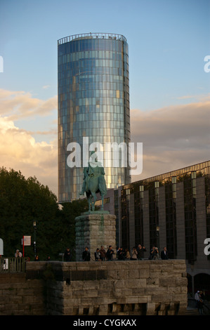 KölnTriangle Bürogebäude, Köln, Köln, Nordrhein-Westfalen, Deutschland, bei Sonnenuntergang gesehen aus Frankenwerft, Reiterstandbild des Kaiser Wilhelm l, 1864 Stockfoto