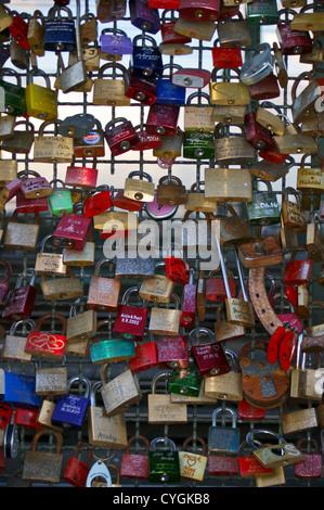 (Liebe Vorhängeschlösser) Liebesschlösser auf Hohenzollernbrücke Brücke, Köln, Köln, Nordrhein-Westfalen, Deutschland Stockfoto