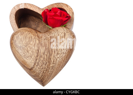 Rot stieg und geschnitzte hölzerne Kiste in Form von einer Liebe Herzen, isoliert auf weiss mit Arbeitspfad Stockfoto