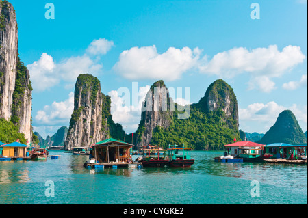 Schwimmendes Dorf und Rock Inseln Stockfoto