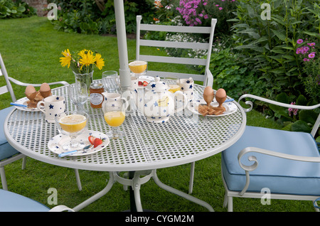 Frühstück im Garten, England, UK Stockfoto