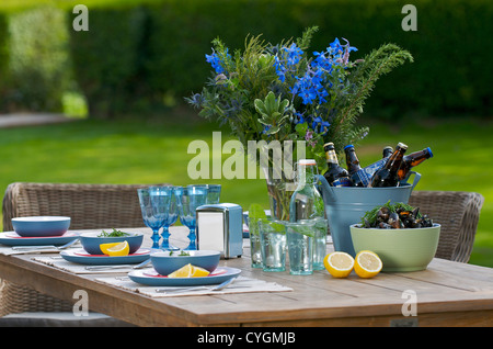 Tisch gelegt für Essen im freien Stockfoto