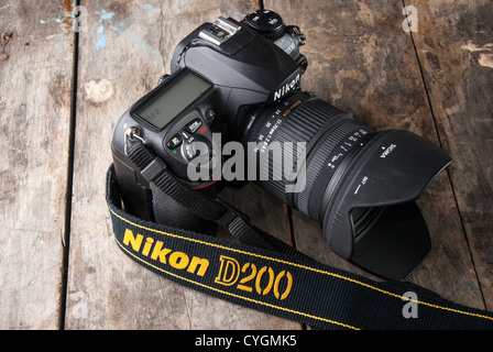 -Nikon D200 digitale Spiegelreflexkamera mit Sigma 17-70 DC Objektiv auf alten Holztisch. Von Nikon und Sigma Corporation hergestellt. Stockfoto