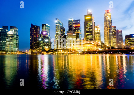 Singapur Stadt Skyline bei Nacht, mit Blick über die Küste von Marina Bay. Stockfoto