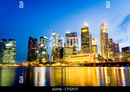 Singapur Stadt Skyline bei Nacht, mit Blick über die Küste von Marina Bay. Stockfoto