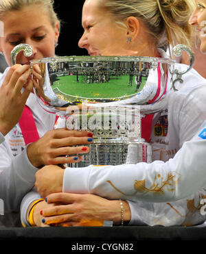 Tschechische Republik-Team, von links nach rechts, Andrea Hlavackova und Lucie Hradecka feiern mit der Trophäe nach dem Sieg über Serbien im Finale des Fed-Cup-Tennis-Turnier in Prag, Tschechische Republik, 4. November 2012. (CTK Foto/römische Vondrous) Stockfoto