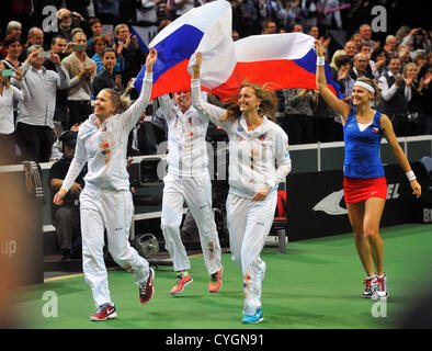 Tschechische Republik-Team, von links nach rechts, Lucie Hradecka, Andrea Hlavackova, Petra Kvitova und Lucie Safarova feiert nach dem Sieg über Serbien im Tennis Fed-Cup-Finale in Prag, Tschechische Republik, 4. November 2012. (CTK Foto/römische Vondrous) Stockfoto