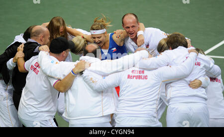 Tschechische Republik-Team, Lucie Safarova und Petr Pala feiert nach dem Sieg über Serbien im Finale des Fed-Cup-Tennis-Turnier in Prag, Tschechische Republik, 4. November 2012. (Foto/Michal Kamaryt CTK) Stockfoto