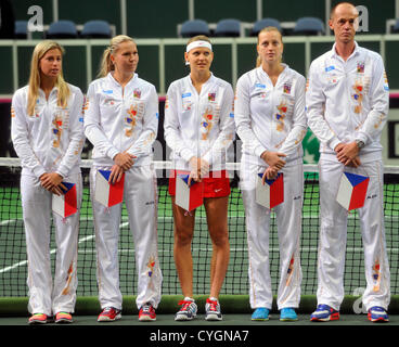 Tschechische Republik-Team, von links nach rechts, Andrea Hlavackova, Lucie Hradecka, Lucie Safarova, Petra Kvitova und Petr Pala vor dem Finale des Fed-Cup-Tennis-Turnier in Prag, Tschechische Republik, 3. November 2012. (CTK Foto/römische Vondrous) Stockfoto