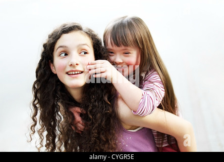 Glückliche kleine Mädchen mit Schwester Stockfoto