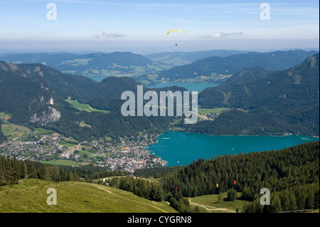 Paragliding über die Alpen in der Nähe der Stadt St. Gilgen am Wolfgangsee in Österreich Stockfoto