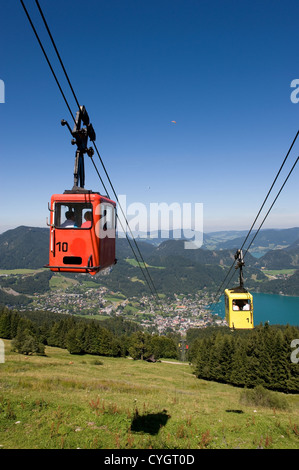 Eine Seilbahn bringt Touristen auf den Zwolferhorn Berg in der Nähe der Stadt St. Gilgen in Österreich Stockfoto