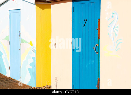 Nahaufnahme einer Abfolge von Strandhütten an der Küste bei Serviceleistung Bognor Regis West Sussex England Vereinigtes Königreich UK Stockfoto