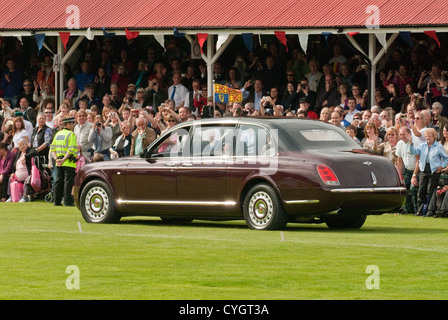 Königin in Rolls Royce vor der Braemar Royal Highland Gathering Stockfoto