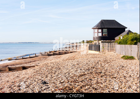 Serviceleistung Strand in Bognor Regis mit Buhnen, englischer Kanal und Tideline West Sussex England Großbritannien UK Stockfoto