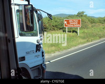 Eine Assemblage von Transportfahrzeugen Menschenhandel auf einer südlichen irischen Duell-Fahrbahn auf dem Weg zu ihrem endgültigen Bestimmungsort. Stockfoto