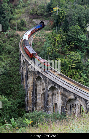 Pendler-Personenzug überfahren neun Bogen Brücke bei Demorada im Hochland Sri Lankas. Stockfoto