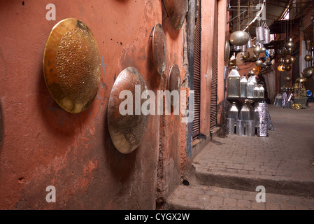 Silber, Kupfer und Messing Dekoartikel auf Verkauf in einer schmalen Gasse in den Souks von Marrakesch Stockfoto