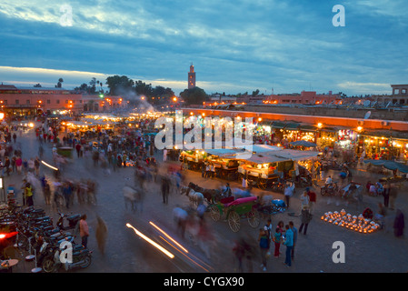 Der Djemaa el Fnaa Platz im Herzen von Marrakesch erwacht zum Leben in der Nacht mit Imbissbuden, Zauberer und Künstler. Stockfoto