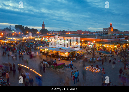 Der Djemaa el Fnaa Platz im Herzen von Marrakesch erwacht zum Leben in der Nacht mit Imbissbuden, Zauberer und Künstler. Stockfoto