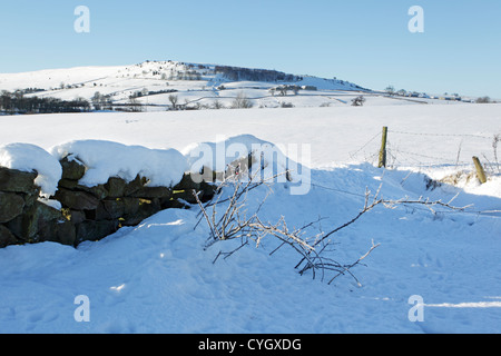 Winter-Blick nach Süden über das Tal der Esk an einem klaren Tag in Richtung Danby Burg mit Danby Rigg hinter. Stockfoto